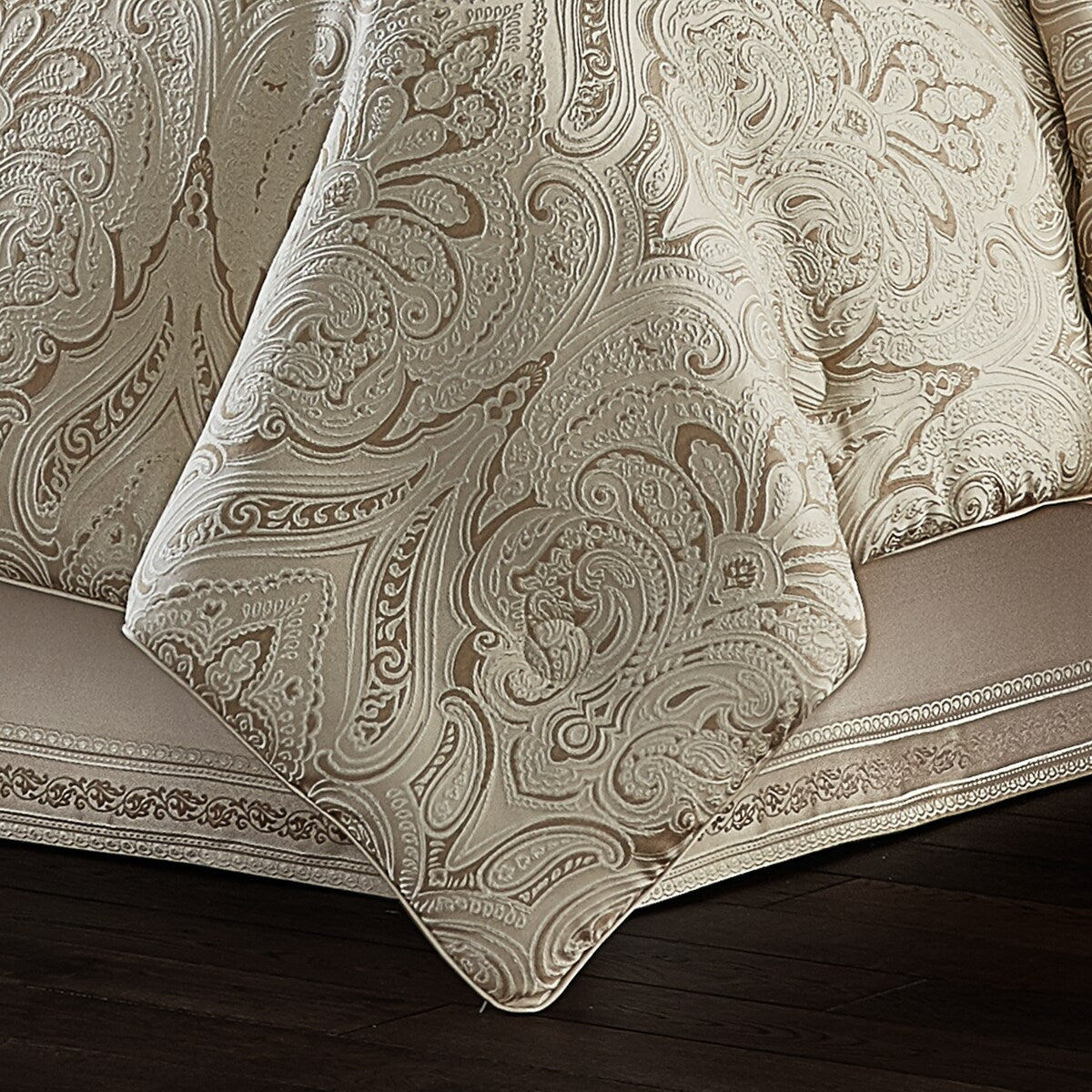 J. Queen New York Trinity Comforter Set